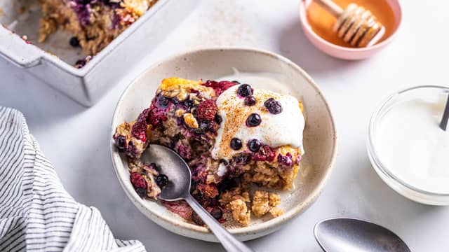 **Stek havregrøten** i ovnen på 180 grader i ca. 40 minutter, til havregrøten er fast. La havregrøten hvile i ca. 10 minutter før servering.