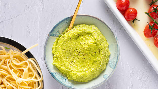 Hell vannet av pastaen, og bland den med avokadokremen. Topp med de varme tomatene og gjerne litt ekstra revet parmsan og pinjekjerner.