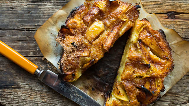 **Stek kaken på 180 grader i ca. 35 minutter**, til overflaten er gyllen og fast når du tar på den.