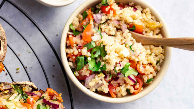 Stek løk, hvitløk, chili, tomater og soppbitene i en varm stekepanne sammen med litt olje i ca. 5 minutter. Bland grønnsakene sammen med quinoa og smak til med salt og pepper.