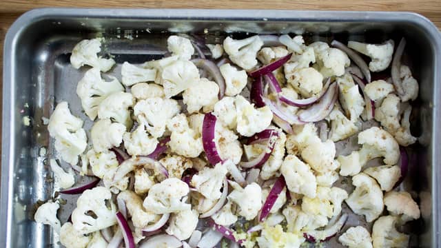 Drypp over litt olje, dryss over en god klype salt og vend alt godt sammen.