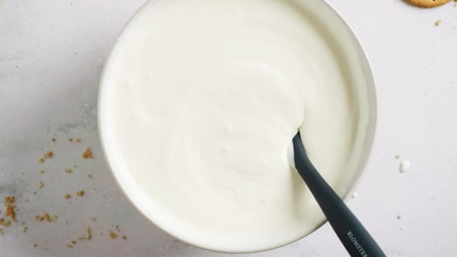 Pisk fløten til løs krem i en kjøkkenmaskin før du har i lettrømme, melis og kremost. Pisk i 3 minutter.