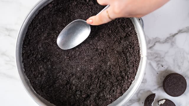 Fordel massen i en rund kakeform (ca. 24 cm) som du setter direkte på et kakefat. Trykk kjeksmassen utover og sett kakeformen i kjøleskapet mens du lager ostekremen.