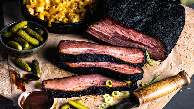 **Servering:** Server brisket med mac`n cheese, en god coleslaw, din favoritt BBQ saus og gjerne noen gode sylteagurker.