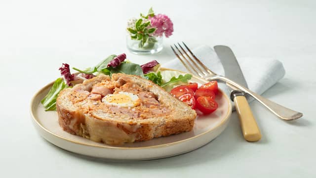 Pølser og egg i brød