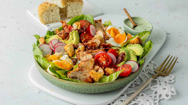 Kyllingsalat med kremet basilikumdressing