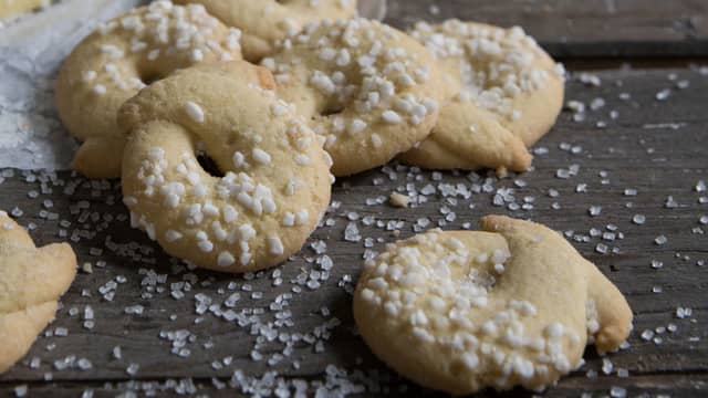 **Stek kakene på til 180 grader i ca. 10 minutter** til de er lys gule. Avkjøl på rist.