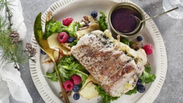 Kalkunfilet fylt med deilig brie, bærsaus og lun salat