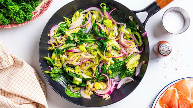 Stek rødløk, hvitløk og purreløk i olje i en stekepanne til de er myke. Tilsett spinat og stek videre til spinaten har falt sammen.