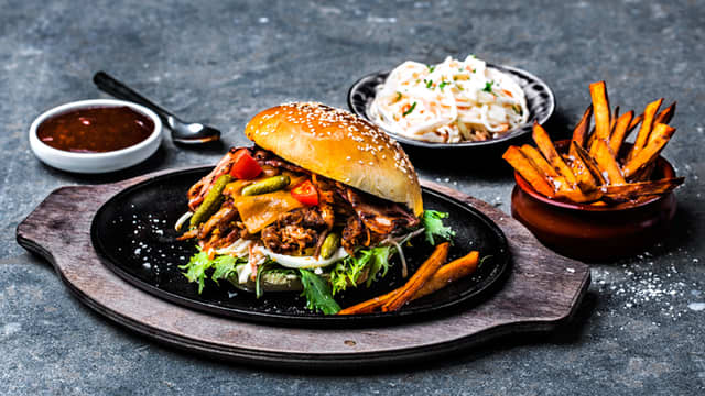 Server gjerne med BBQ-saus og coleslaw i burgerbrød. [Klikk her får vår oppskrift på hjemmelaget pulled pork burger.](https://meny.no/oppskrifter/Svin/Pulled-Pork-Burger-med-BBQ-saus-og-coleslaw/)