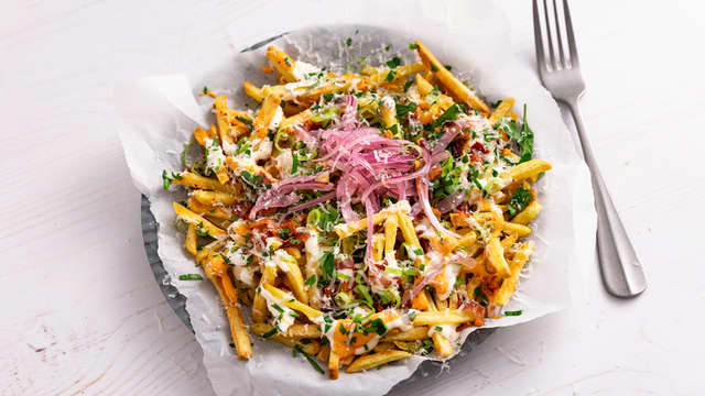 Loaded fries med sursøt rødløk