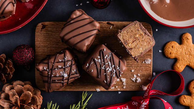 Topp hver bit med havsalt, hakkede nøtter, kokosmasse eller kakestrøssel.