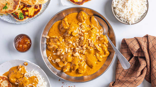 **Server** tikka masala varm, toppet med grovhakkede cashewnøtter og fersk koriander.