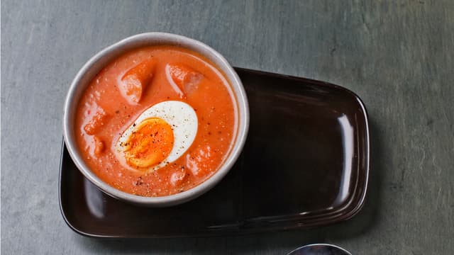 Smak til med salt og pepper og server med egg.