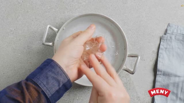 Legg gelatinplatene i kaldt vann i 10 minutter. Klem ut vannet og pisk platene ut i 1 dl kokende vann.