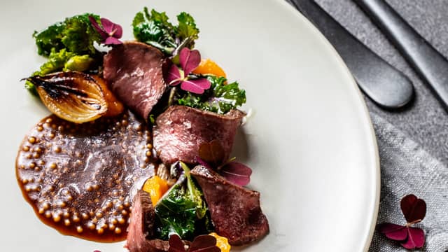 **Ovnsbakt løk:** Skrell løken og del i to. Stek i en panne med nøytral stekeolje, med snittsiden ned. Når løken har fått fin farge, senk varmen. Tilsett smør. Smak til med salt og pepper og server.