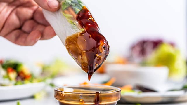 Server gjerne sommerrullene med peanøttsaus eller hoi sin saus til å dyppe i.