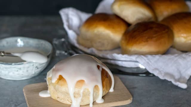 Server ferske boller med melisglasur, syltetøy, brunost, eller spis dem som de er.