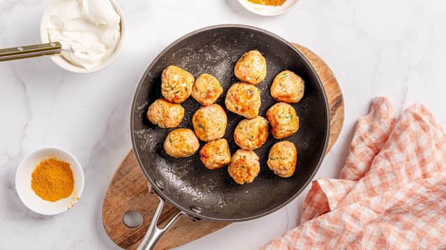 **Kyllingkjøttboller:** Følg vår [oppskrift på kyllingkjøttboller.](/oppskrifter/kylling/kyllingkjottboller)