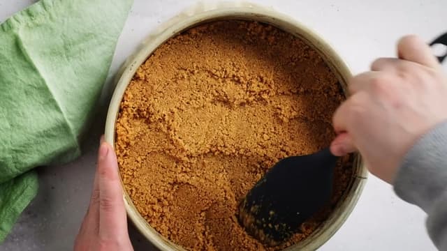 **Kakebunn:** Smelt smøret og bland med knust kjeks. Trykk kjeksblandingen godt ned, gjerne med fingrene.