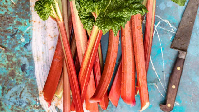 **Paifyll:** Skyll, rens og del rabarbra i pene biter.