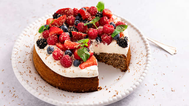 Saftig nøttekake med krem og bær
