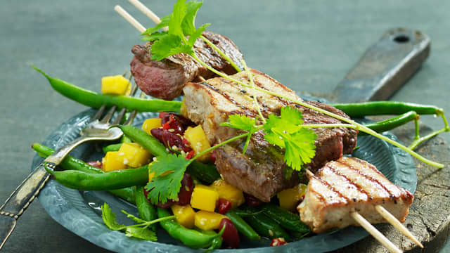 Grillspyd servert med salat av mango, grønne bønner og spiskummen