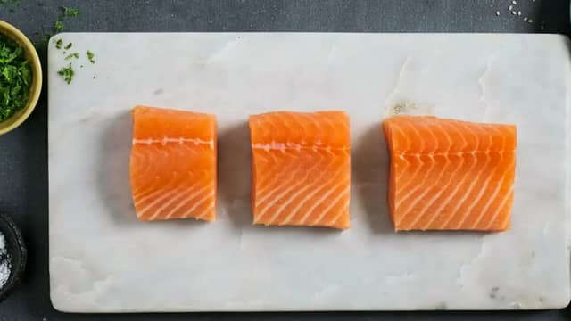 **Laks:** Legg laksefiletene på et stekebrett smurt med litt olje. Krydre lett med salt og pepper og pensle stykkene med teriyakisausen.