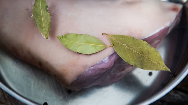 Kok svinekjøttet i vann tilsatt laurbærblad, til det er mørt. Det tar ca. 1,5-2 timer under lokk.