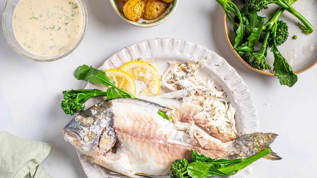 Løft av saltet og dra av skinnet før servering.