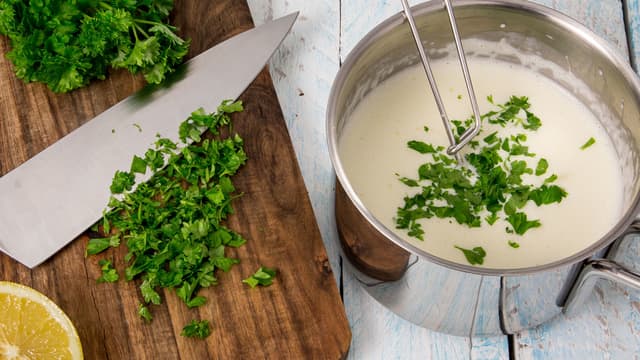 Smak til med sitronsaft, salt og hvit pepper helt til slutt. Rør inn finhakket persille rett før servering.