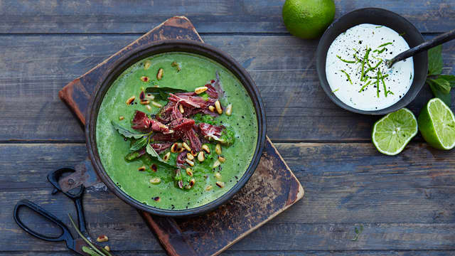 Ertesuppe med limekrem og svineknoke