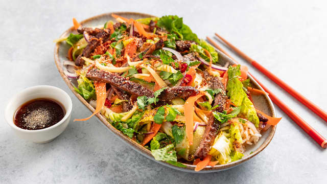 Thai-inspirert salat med løvbiff, sprø grønnsaker og mango