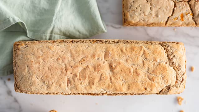 Øk temperaturen til 200 grader og stek videre i 40-45 minutter. For ekstra god sprø skorpe: ta brødet ut av formene og stek videre på stekebrett de siste 10 minuttene.
Brødene avkjøles på rist.