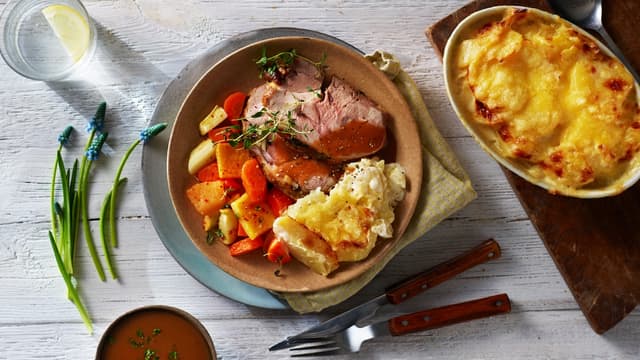 Lammestek med ovnsbakte rotgrønnsaker og fløtepoteter