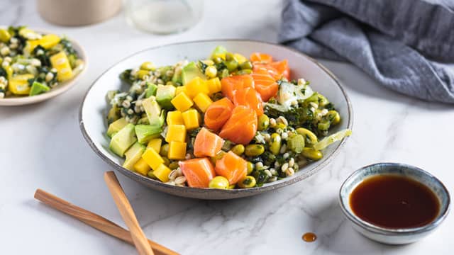 Anrett salaten på tallerkener legg laksen på toppen.