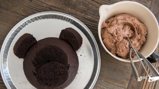 **Sett sammen bamsekaken:** Del den ene kaken opp slik at du får to ører og snuten til bamsen