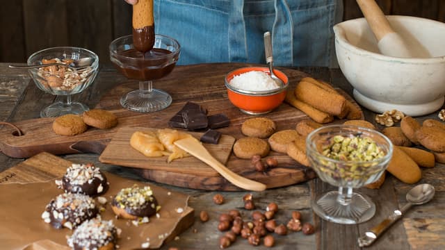 Dypp pepperkakene deretter i smeltet sjokolade eller smør på karamell.
Rulles i kokos, hakkede mandler, pistasj, hasselnøtter eller valnøtter!