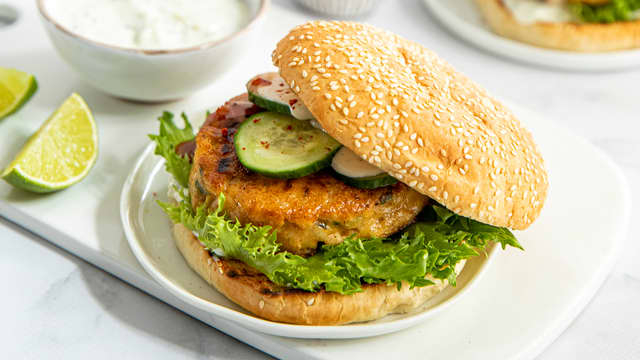 Fiskeburger med hjemmelaget rømmedressing