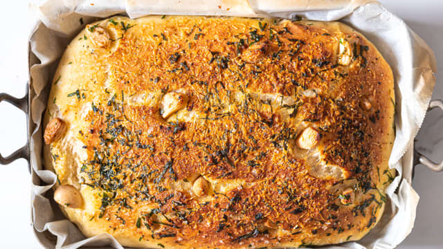 Stek hvitløksbrødet på 250 grader i ca. 15 minutter til det er gyllent og gjennomstekt.