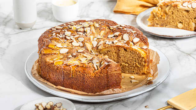 **Stek midt i ovnen på 180 grader i ca 1 time.** Stikk en grillpinne i midten av kaken. Hvis den kommer ut tørr uten noen små smuler eller klumper på seg er den ferdig.