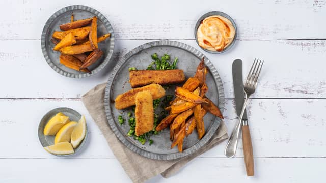 Hjemmelagde fiskepinner med ovnsbakte søtpoteter og brokkoliris
