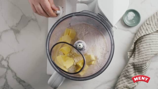 Ha sitronskall i en foodprosessor sammen med vaniljefrø, mel, melis og smør. Kjør alt raskt sammen. Tilsett egg og kjør videre til deigen har samlet seg.