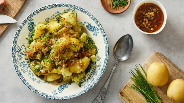 Ovnsbakt potetsalat med sprø sjalottløk- og sitronolje
