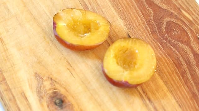 Del plommene i to og fjern steinene.