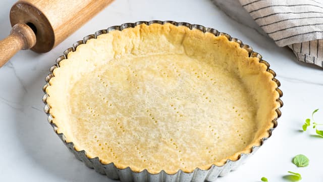 **Forstek paien i ovnen på 200 grader i ca. 10 minutter.** Avkjøl paien, og fordel osten jevnt over bunnen.