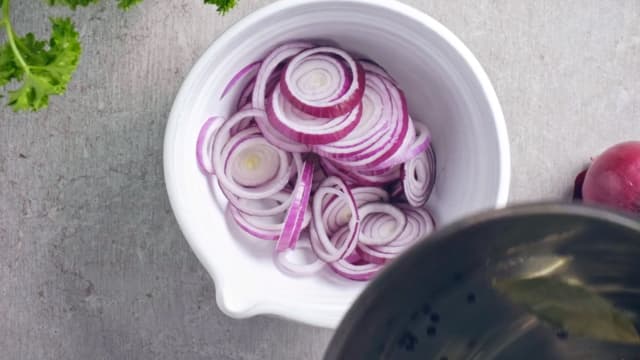 Hell laken over løken, sørg for at alt er dekket.