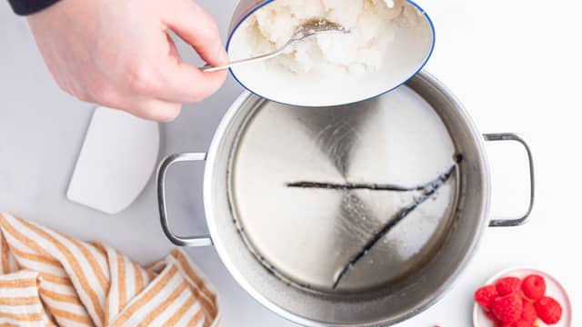 **Mashmallows:** Bland sammen gelatinpulver og kaldt vann i en bolle. Ha gelatinblandingen i sukkerlaken og rør til alt er oppløst.