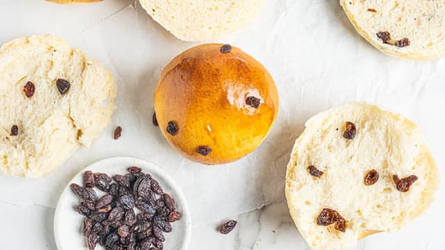 **Stek rosinbollene:** Pensle bollene med egg og stek dem midt i ovnen ved 220 grader i 10–12 minutter. Avkjøl bollene på rist.