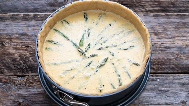 Pisk sammen egg, fløte, ost og litt salt og pepper i en bolle, og hell dette i paibunnen.